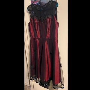 Size L Deep Red Dress with Black Appliqué